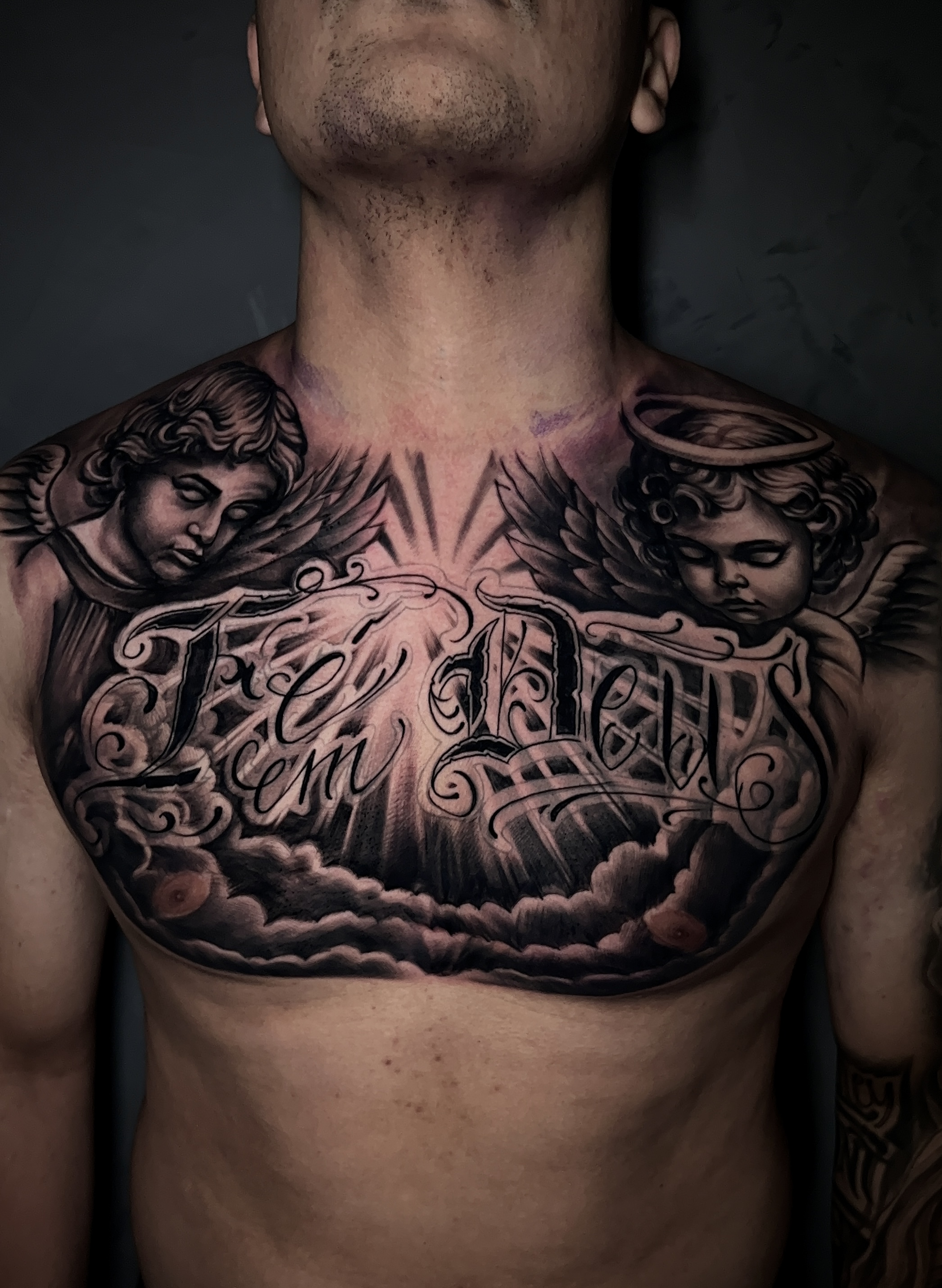 Fechamento de peito com anjos e lettering