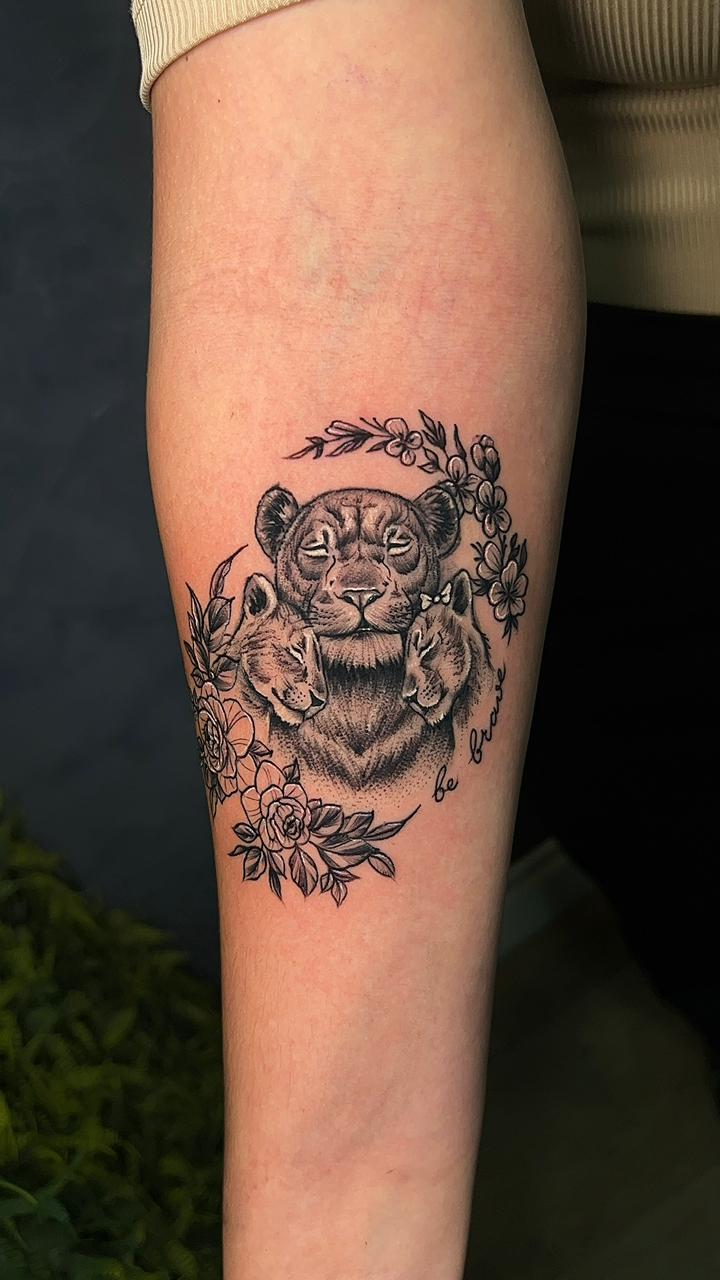 Tatuagem de leoa e filhotes